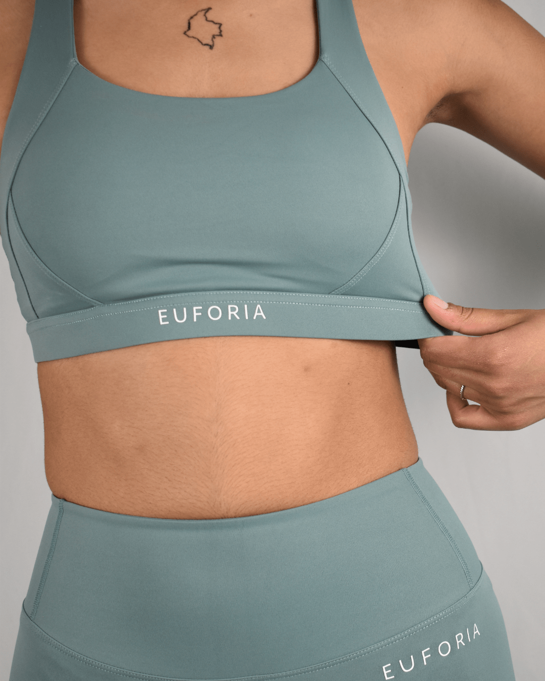top sujetador deportivo euforia yoga verde claro detalle min