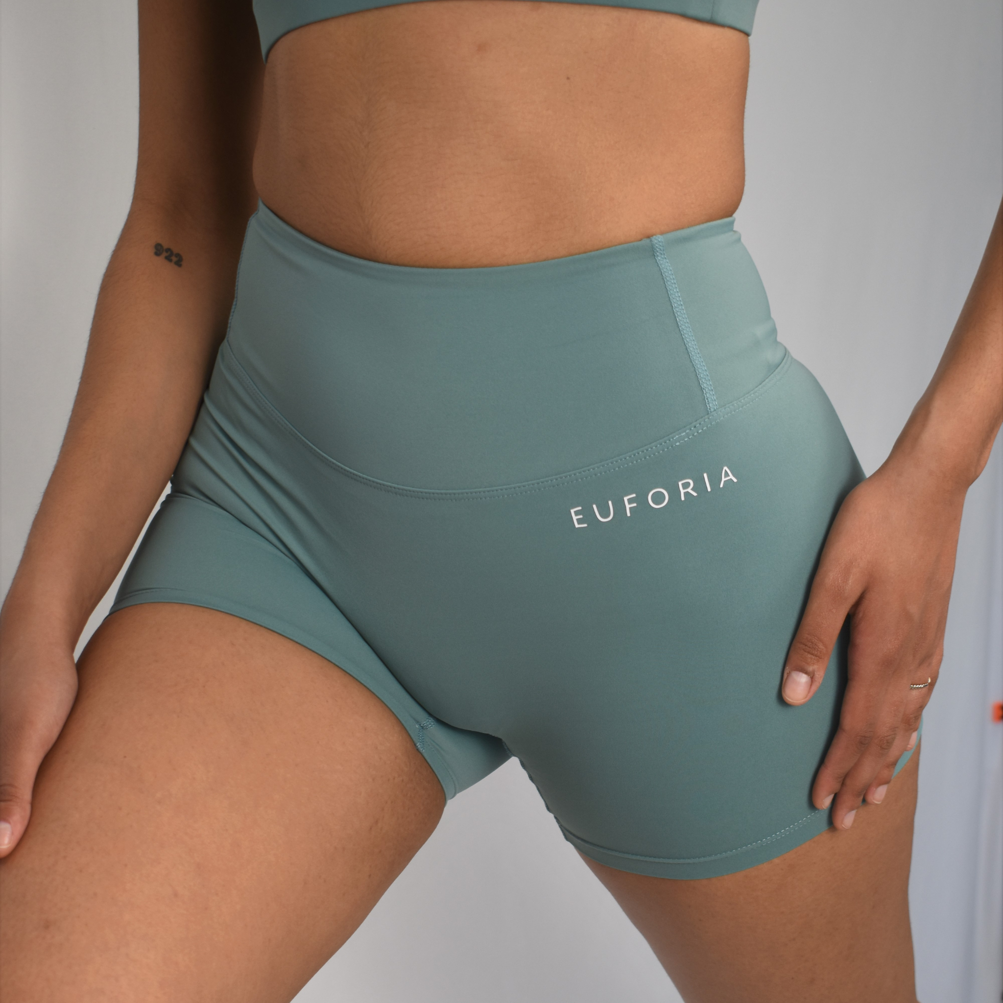 euforia yoga short verde claro 1
