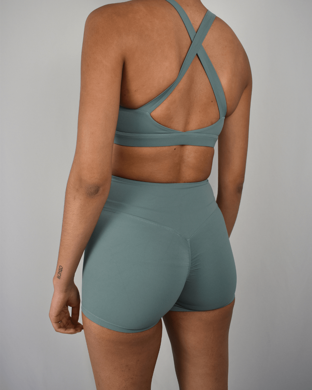 short deportivo verde claro euforia back min