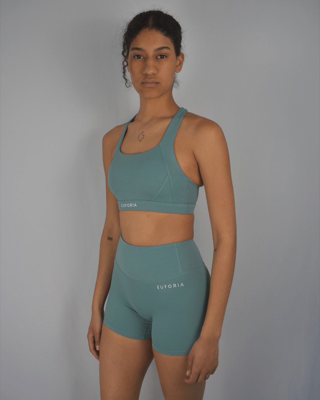 top sujetador deportivo short euforia yoga verde claro cuerpo completo min